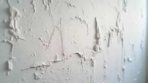 Farba strukturalna na nierówne ściany