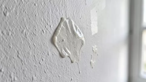 jak usunąć klej ze ściany po naklejkach