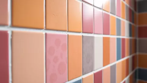 Jaki klej do płytek na ścianę