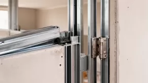 Jakie profile do ścianki działowej z drzwiami