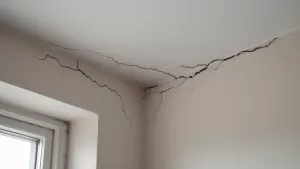 Pęknięcia na łączeniu sufitu i ściany