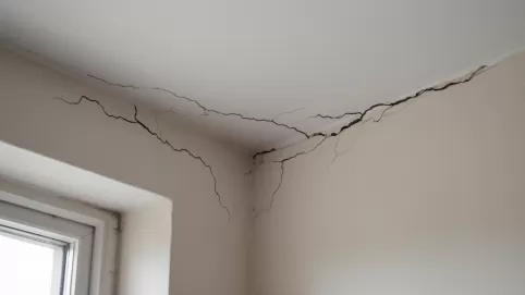 Pęknięcia na łączeniu sufitu i ściany