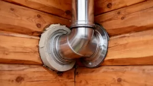 Przejście komina przez ścianę drewnianą